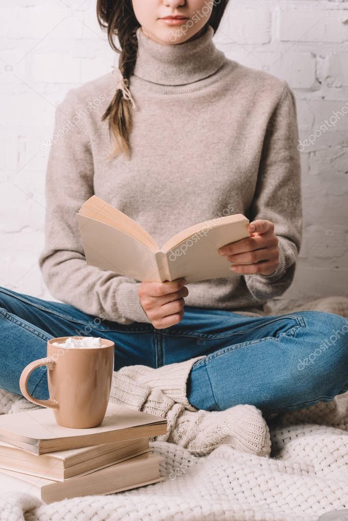 Personne curieuse lisant un livre sur l’intelligence artificielle